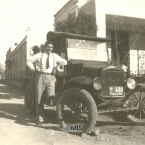 Retrato de  Alberto Estévez Fernández con coche antigo