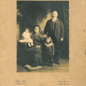 Retrato familiar da Sra. Eudosia co seu marido e cos dous fillos maiores en Bos Aires