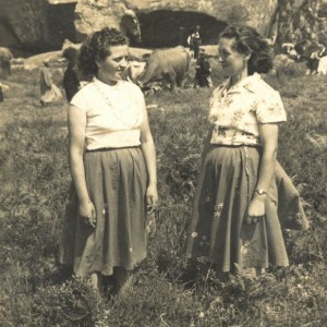 Erundina Domínguez e a súa prima Fina, diante da rocha de San Cibrán