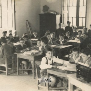 Grupo de alumnos con Guillermo Sousa Besada na escola de Entenza (1952)