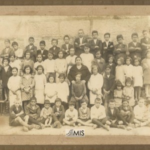 Retrato de grupo dos nenos e nenas na escola de Entenza (1928)