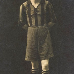 Jesús Sarmiento Suárez, médico de Salceda entre 1935 e 1952, vestido de futbolista.