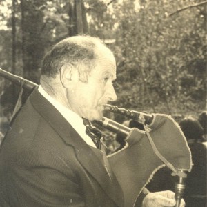 Manuel Caballero Urceira “Paratán” tocando a gaita.
