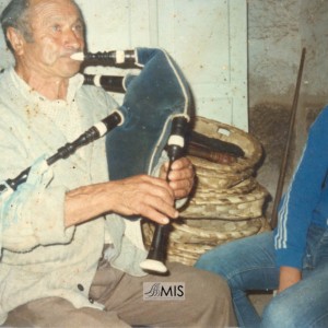 Manuel Caballero Urceira “Paratán” tocando a gaita