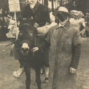 Parella de disfrazados en burro, no Entroido da Feira.