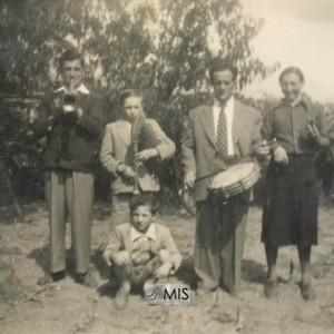 Retrato de familia do matrimonio Gabino Acuña e Amadora Vaz, tocando unha peza.