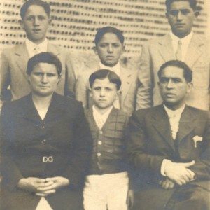 Retrato do mestre de Soutelo Alfredo Gándara Alonso e a súa familia.