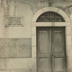 Entrada e placa da Casa Escola de Entenza